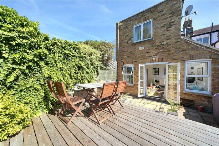 2 Bedroom Flat To Rent In Alderbrook Road, Clapham South, London, SW12