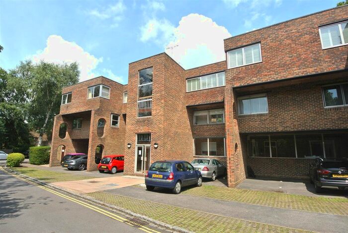 2 Bedroom Flat To Rent In Stroudwater Park, Weybridge, KT13