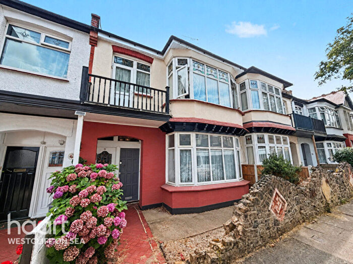 1 Bedroom Flat For Sale In Inverness Avenue, Westcliff-On-Sea, SS0