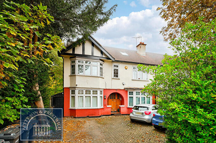 2 Bedroom Flat For Sale In Blake Hall Road, Wanstead, E11