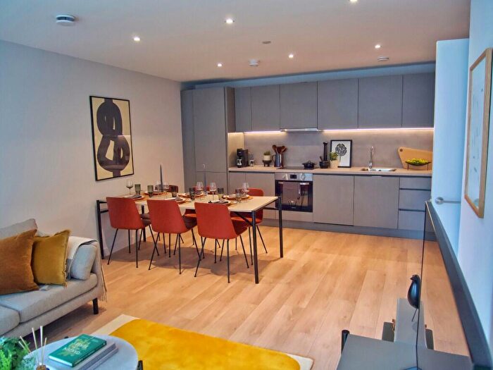 3 Bedroom Apartment To Rent In Solasta Riverside, Clyde Place, Glasgow, G5