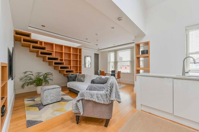 2 Bedroom Flat To Rent In Gauden Road, Clapham North, London, SW4