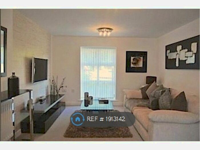 2 Bedroom Flat To Rent In Woodsley Fold, Bradford, BD13