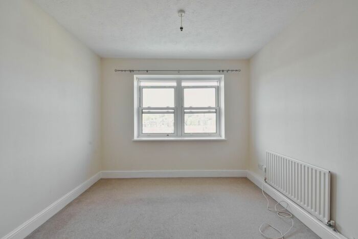 1 Bedroom Flat To Rent In Waterslade, Elm Road, Redhill, RH1