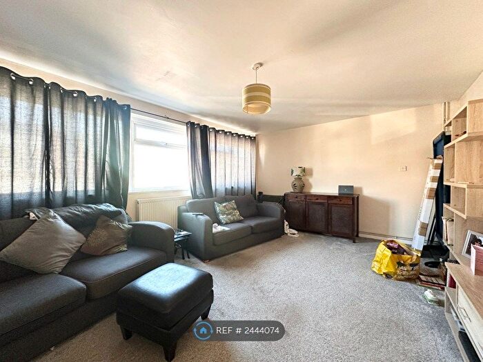 3 Bedroom Flat To Rent In Yorktown Road, Sandhurst, GU47