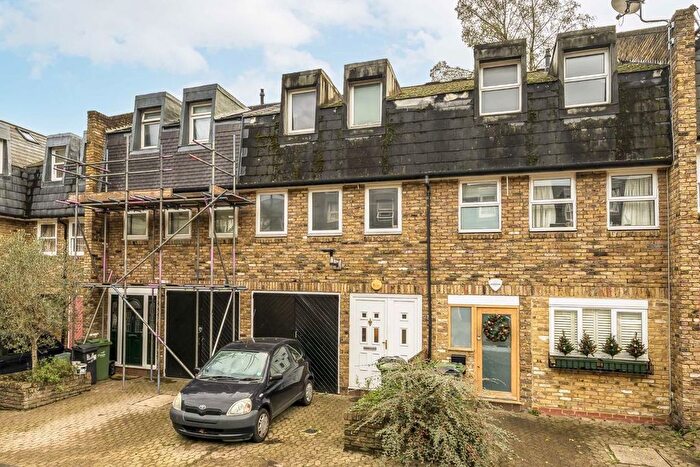 4 Bedroom Terraced House For Sale In Yeoman Close, Streatham, SE27