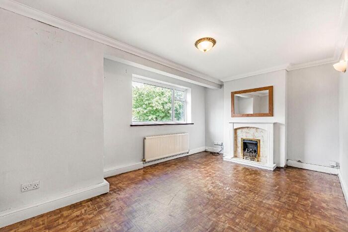 2 Bedroom Maisonette For Sale In Shrublands Close, Chigwell, Essex, IG7