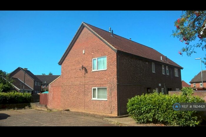 4 Bedroom Semi-Detached House To Rent In Bumpstede Court, Norwich, NR5