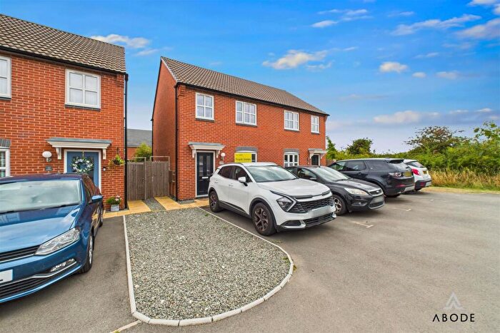 3 Bedroom Semi-Detached House For Sale In Knight Drive, DE13