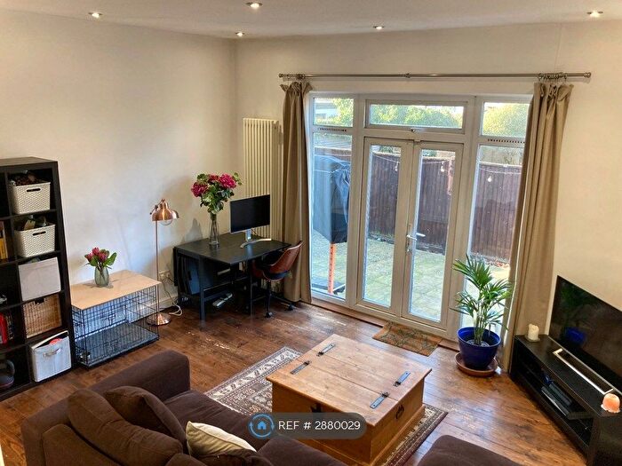 1 Bedroom Flat To Rent In Thornton Avenue, London, SW2