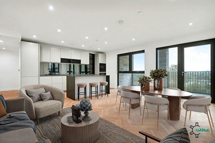 3 Bedroom Flat For Sale In Dragonfly Walk, Manor House, London, N4