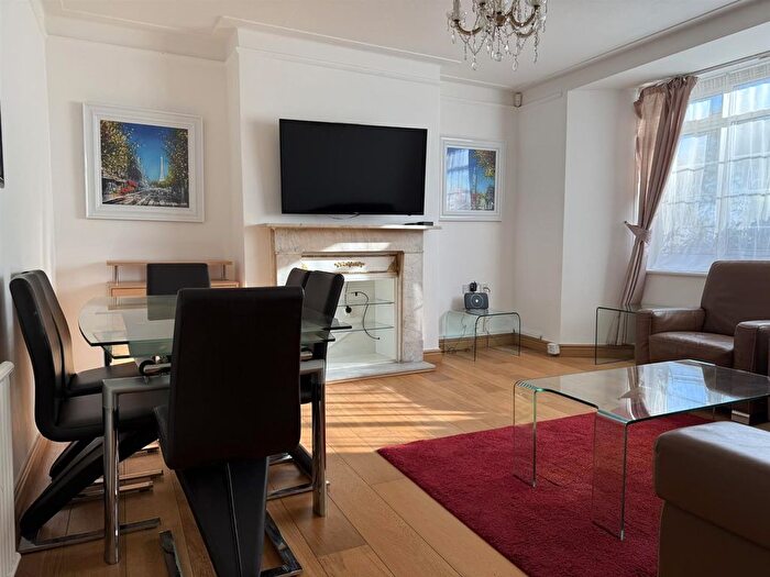 3 Bedroom Flat To Rent In Dollis Hill Lane, London, NW2