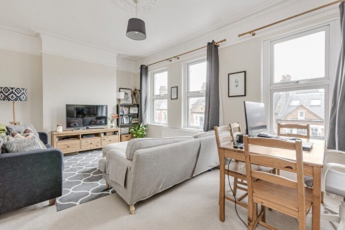 2 Bedroom Flat To Rent In Barnard Road, Battersea, SW11