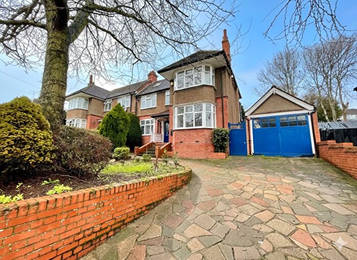 4 Bedroom Semi Detached House For Sale In Cutenhoe Road, Luton, Bedfordshire, LU1