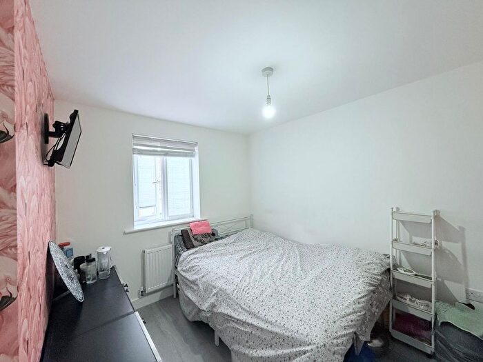 3 Bedroom Semi-Detached House For Sale In Wolseley Drive, Dunstable, LU6