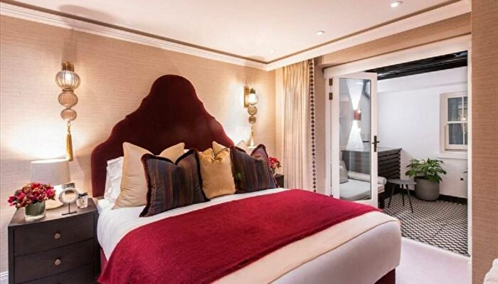 3 Bedroom Flat To Rent In Prince Of Wales Terrace, London, W8