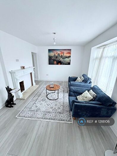 3 Bedroom Semi-Detached House To Rent In Glaisdale Drive West, Nottingham, NG8