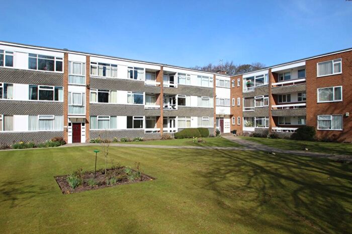 2 Bedroom Flat To Rent In Avondale Court, Leeds, West Yorkshire, Uk, LS17