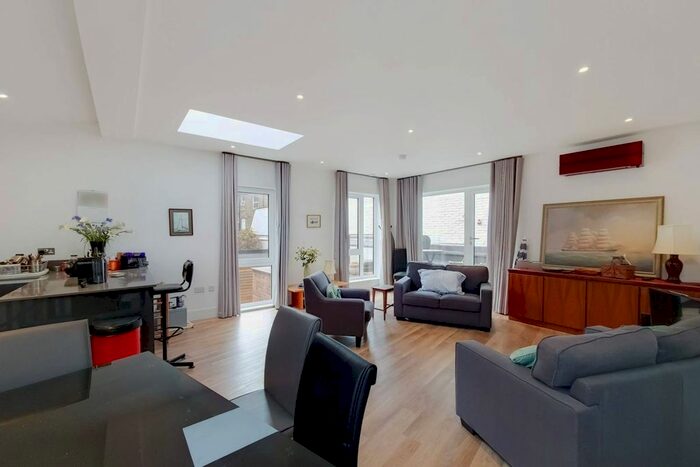 2 Bedroom Flat To Rent In Sindercombe Mews, Shepherd's Bush, London, W12