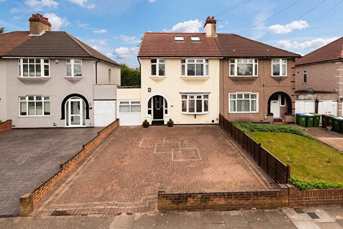 4 Bedroom Semi Detached House For Sale In Hythe Avenue, Bexleyheath, DA7