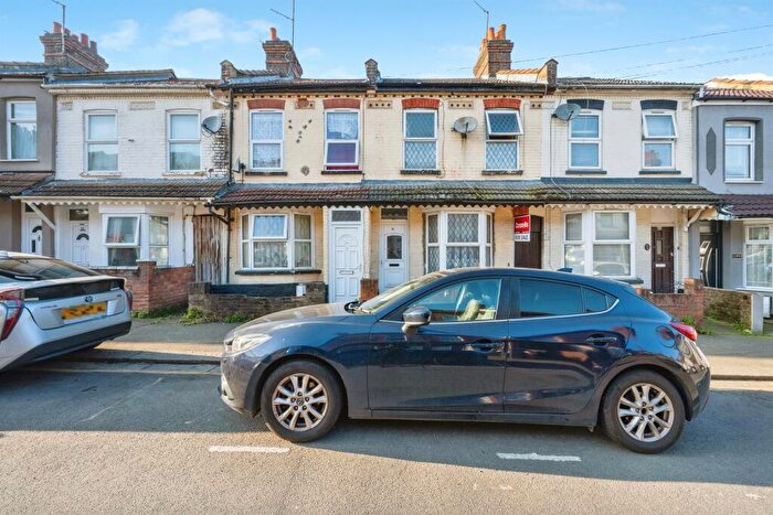 3 Bedroom Terraced House For Sale In Ivy Road, Luton, LU1