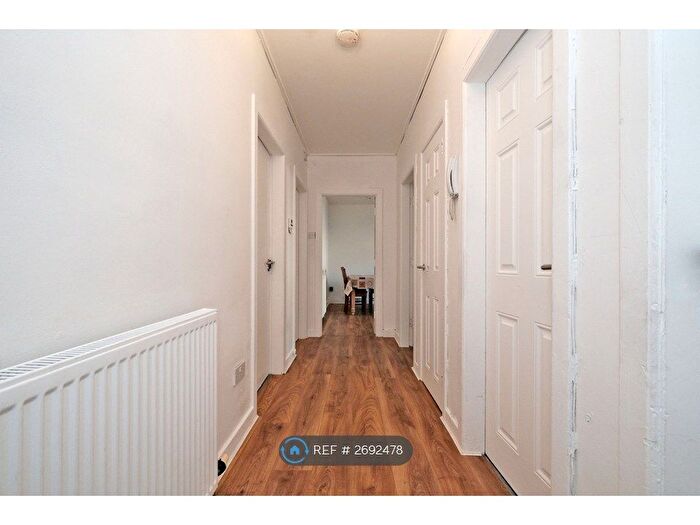 3 Bedroom Flat To Rent In Froghall Gardens, Aberdeen, AB24