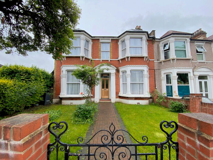 3 Bedroom Apartment To Rent In Wellmeadow Road, Hither Green, SE13