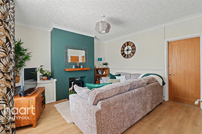 3 Bedroom End Of Terrace House For Sale In Oakdale Place, Pontypool, NP4