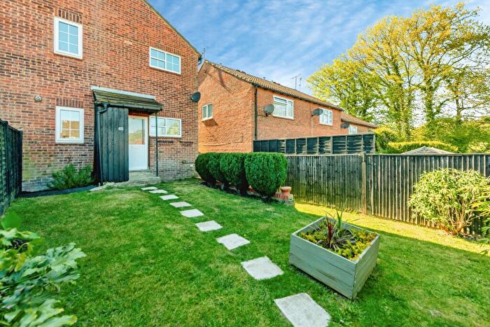 1 Bedroom Terraced House For Sale In Estcots Drive, East Grinstead, RH19