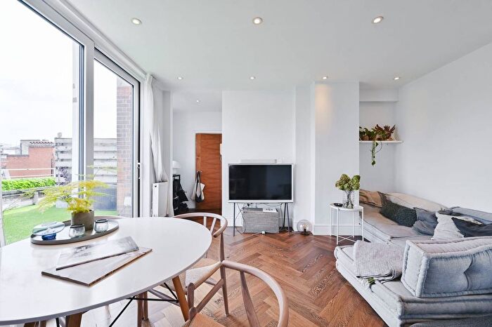 2 Bedroom Flat To Rent In Hallam Street, Marylebone, London, W1W