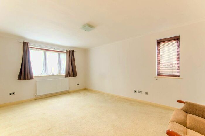 2 Bedroom Flat To Rent In Woodside Grange Road, North Finchley, London, N12
