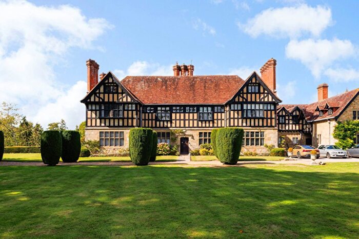 3 Bedroom Flat For Sale In Mill Lane, Stedham, Midhurst, West Sussex, GU29