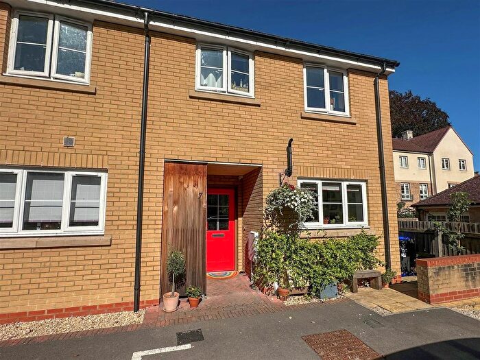 3 Bedroom Semi-Detached House For Sale In Cole Close, Malmesbury, SN16