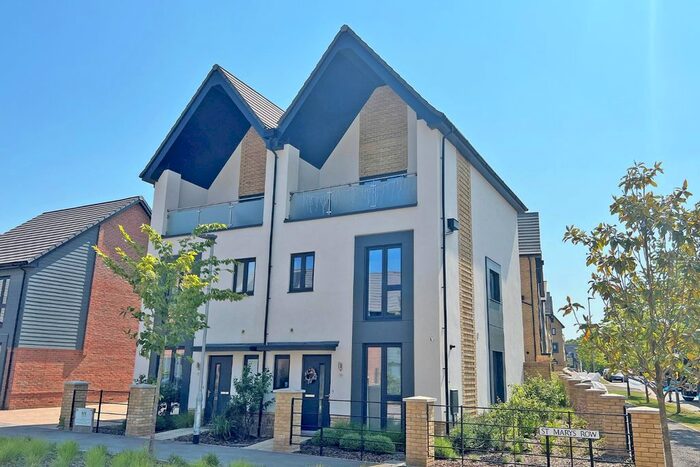 4 Bedroom Semi-Detached House To Rent In St. Marys Row, Crowthorne, RG45