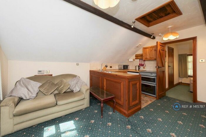 1 Bedroom Flat To Rent In The Slade Bucklebury, Reading, RG7