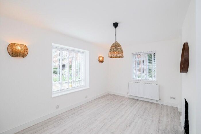 3 Bedroom Flat To Rent In The Roses, High Road, Woodford Green, Essex, IG8