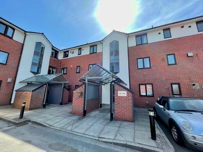 2 Bedroom Flat To Rent In Dean Court, Bolton, BL1