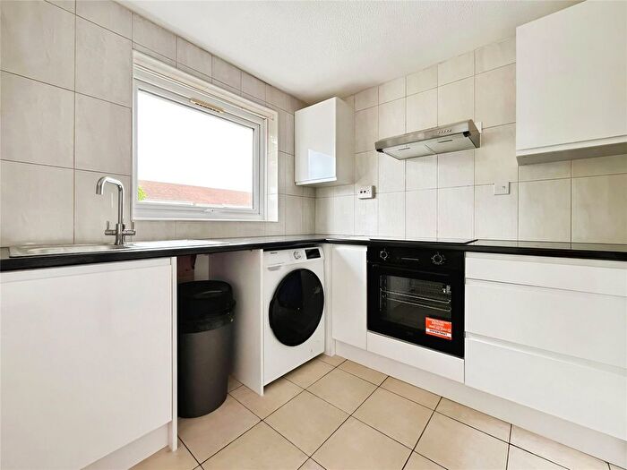 2 Bedroom Flat To Rent In Oakley Close, Isleworth, TW7