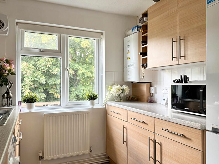 2 Bedroom Flat For Sale In Grymsdyke Road, Wigginton, HP23