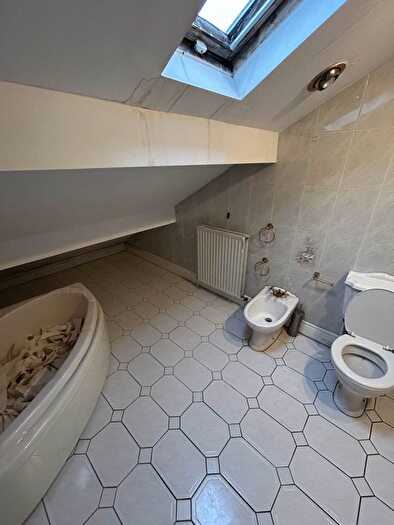 2 Bedroom Flat For Sale In Hawthorns, Arncliffe Rise, OL4