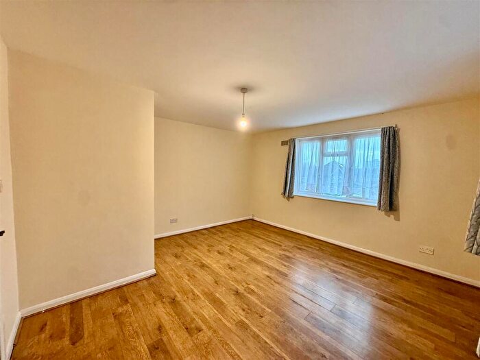 End Of Terrace House To Rent In Rainham Road South, Dagenham, RM10