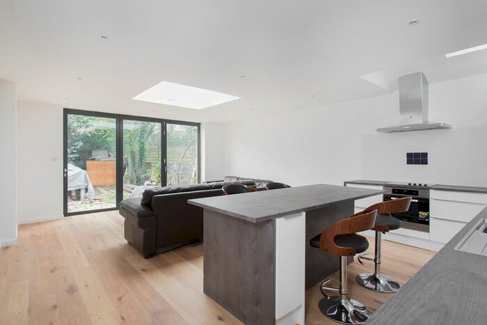 3 Bedroom Flat To Rent In Killyon Road, London, SW8