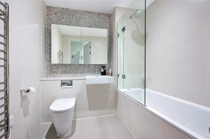 2 Bedroom Apartment For Sale In York Way, London, N7