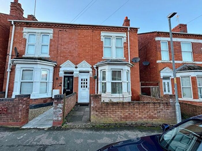 3 Bedroom Town House To Rent In Albert Road, Worcester, WR5