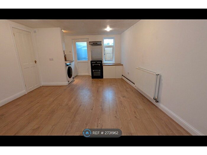Studio To Rent In West Molesey, West Molesey, KT8