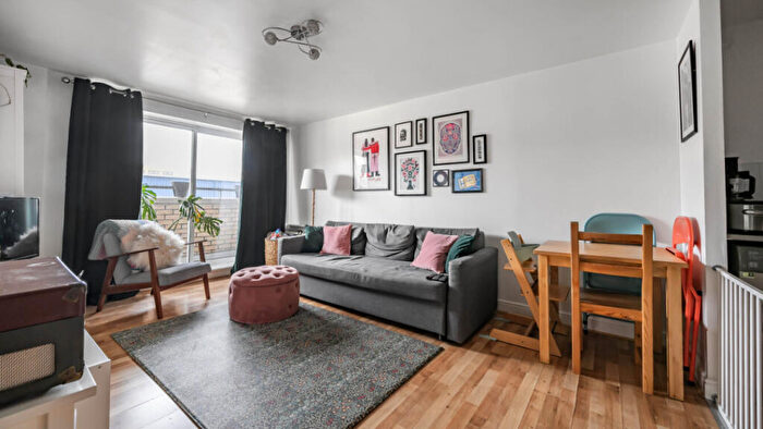 2 Bedroom Flat For Sale In Cline Road, London, N11