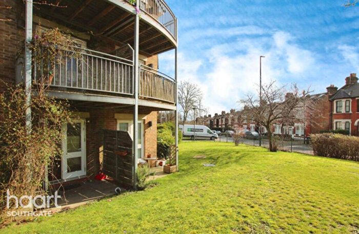 2 Bedroom Apartment For Sale In Pinnata Close, Enfield, EN2