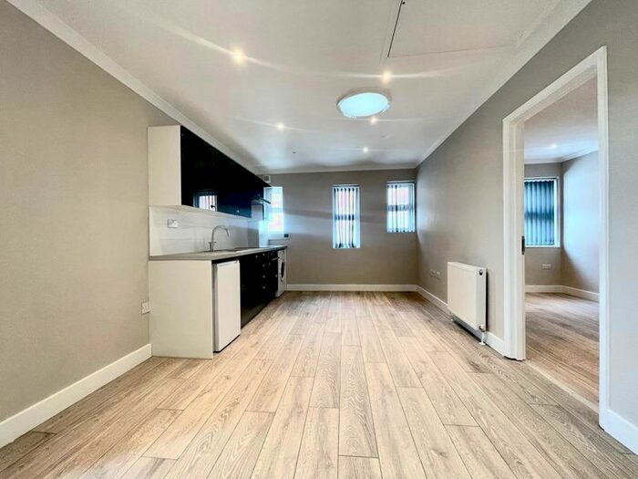 1 Bedroom Flat To Rent In Long Lane, Uxbridge, UB10