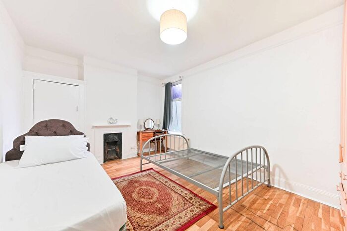 3 Bedroom Flat To Rent In Bertie Road, Willesden Green, London, NW10