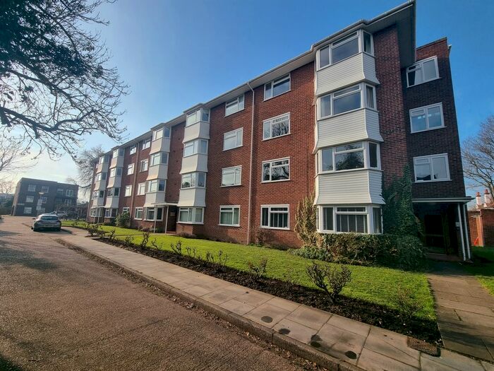 2 Bedroom Flat To Rent In St Andrews Square, Surbiton, KT6